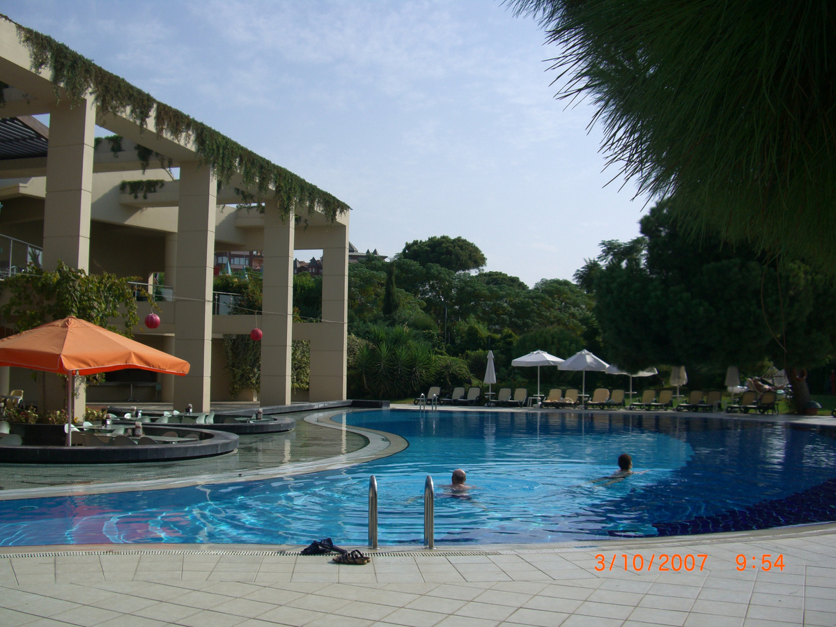 Вот такой бассейн на территории отеля.