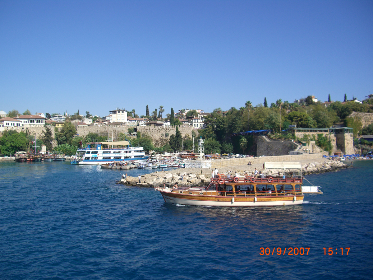 Это Анталия, море, яхты.