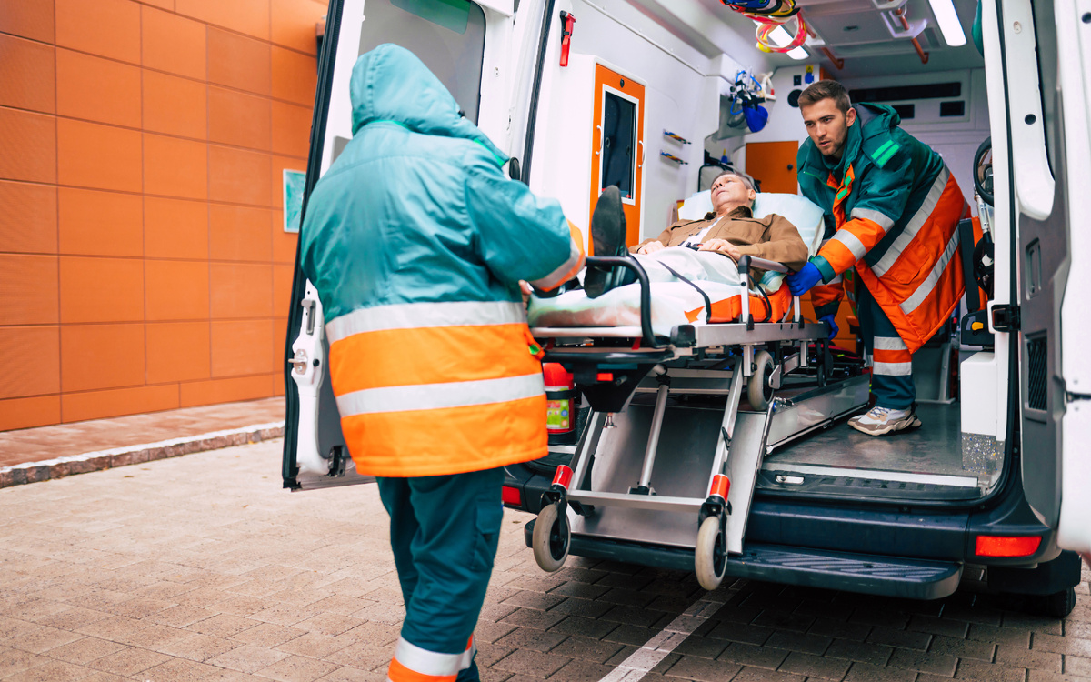 Перевозка лежачих больных (источник изображения: freepik.com)