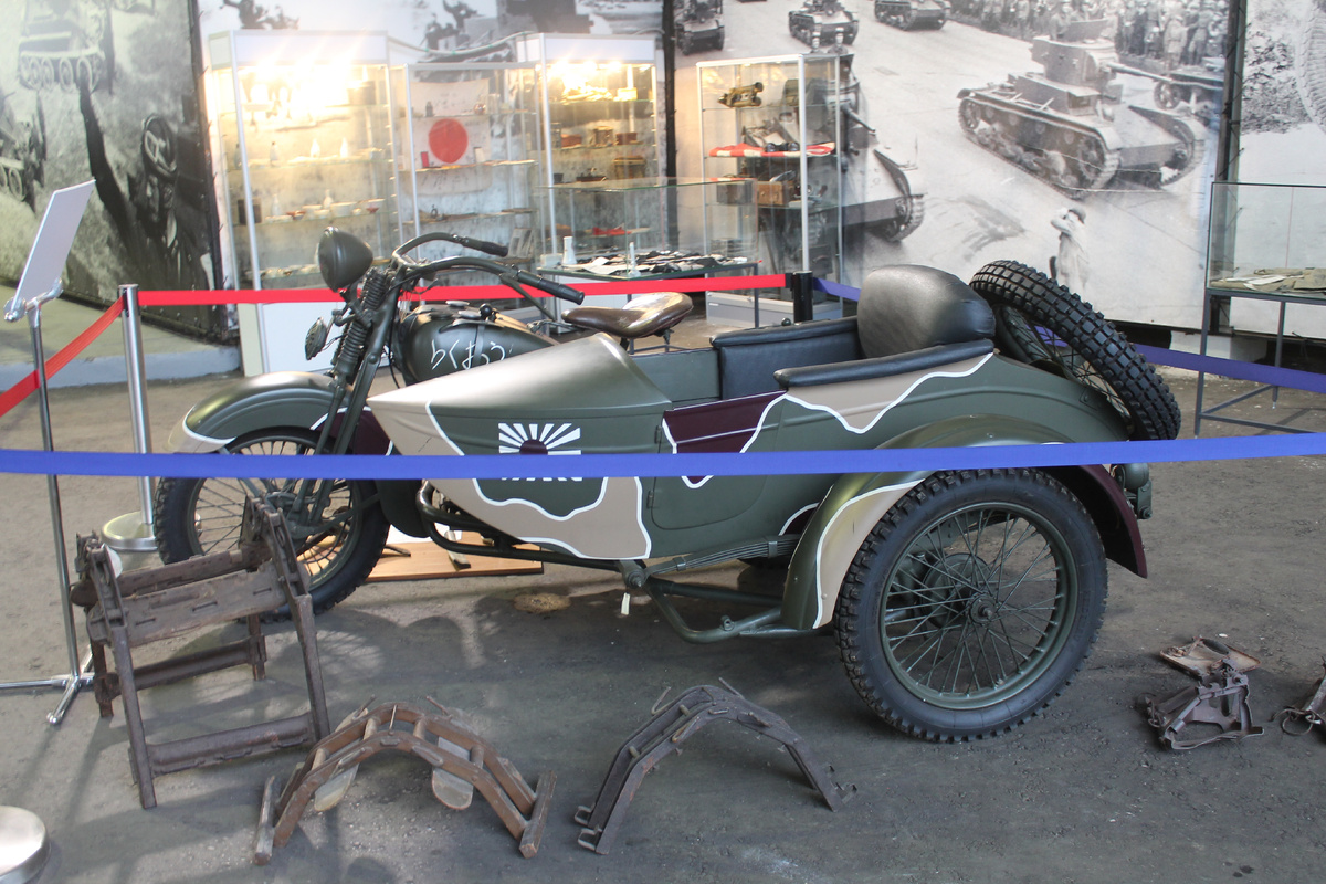 "Рикуо" Тип 97 - самый массовый японский военный мотоцикл. Рядом с мотоциклом выставлены подвесные рамы вьючного приспособления для вьючного седла лошади. Я такую штуку первый раз увидел, спасибо сотрудникам музея - разъяснили что это такое.