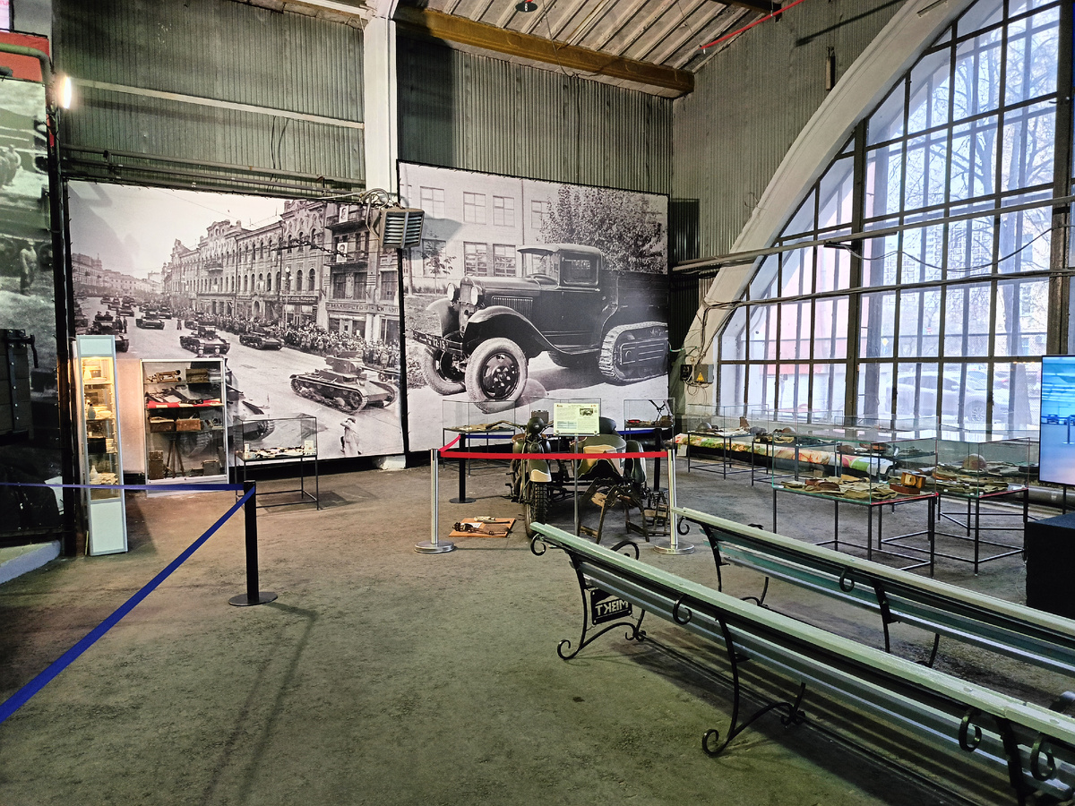 Общий вид выставки - мотоцикл "Рикуо" Тип 97 и 14 витрин.