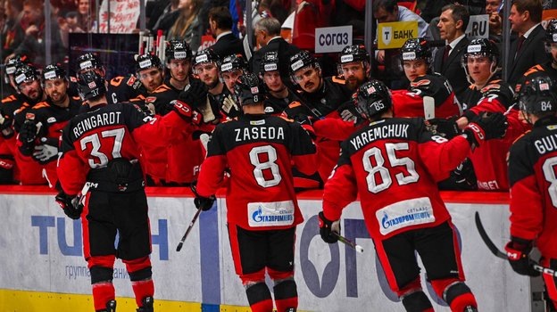    Хоккеисты «Авангарда» в матче против минского «Динамо» (2:5).ХК «Авангард»