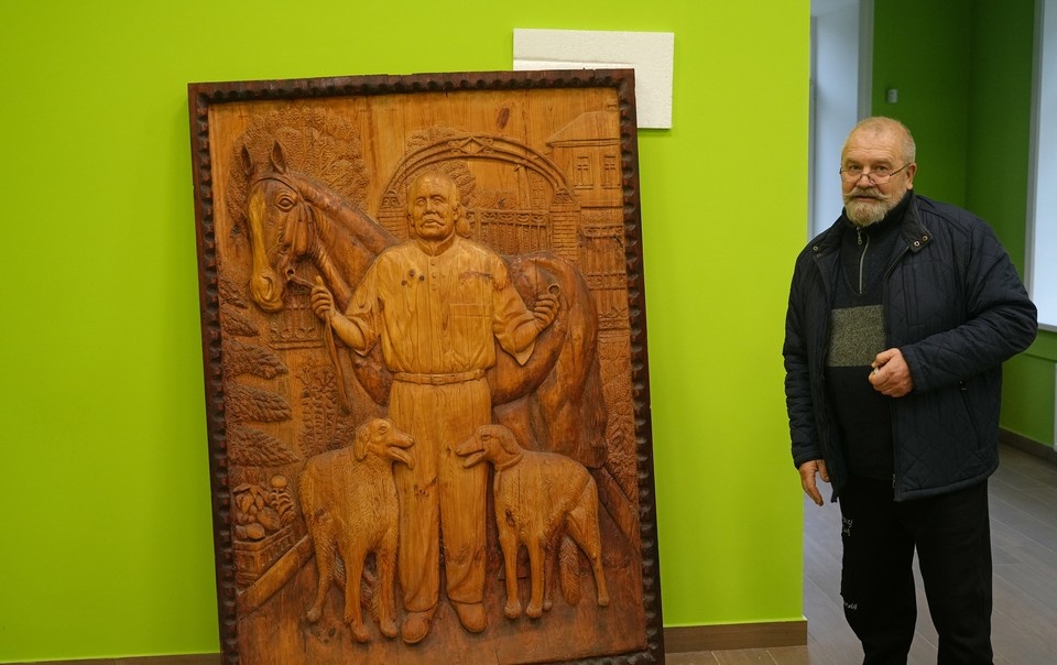    Игорь Коротков рядом с автопортретом-барельефом отца Георгия Короткова Александр ИВАНОВ