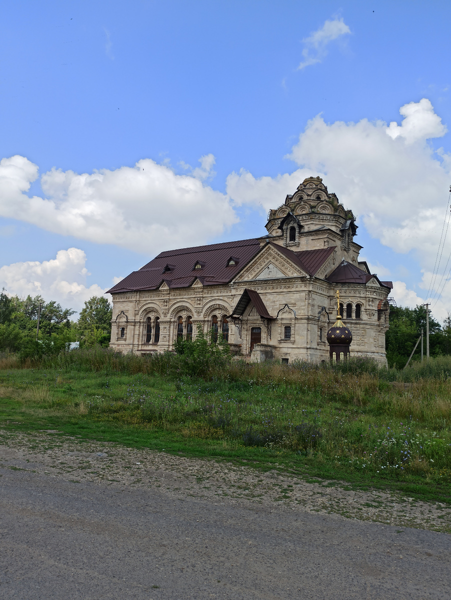 Село Березовка, Данковский район, церковь Дмитрия Солунского в память о русских воинах, павших на Куликовом поле. Архитектор - Александр Померанцев, часть росписи выполнил Виктор Васнецов (не сохранились), конструировал лестницы, хоры и кровлю - Владимир Шухов. Мое фото 2022 года.  