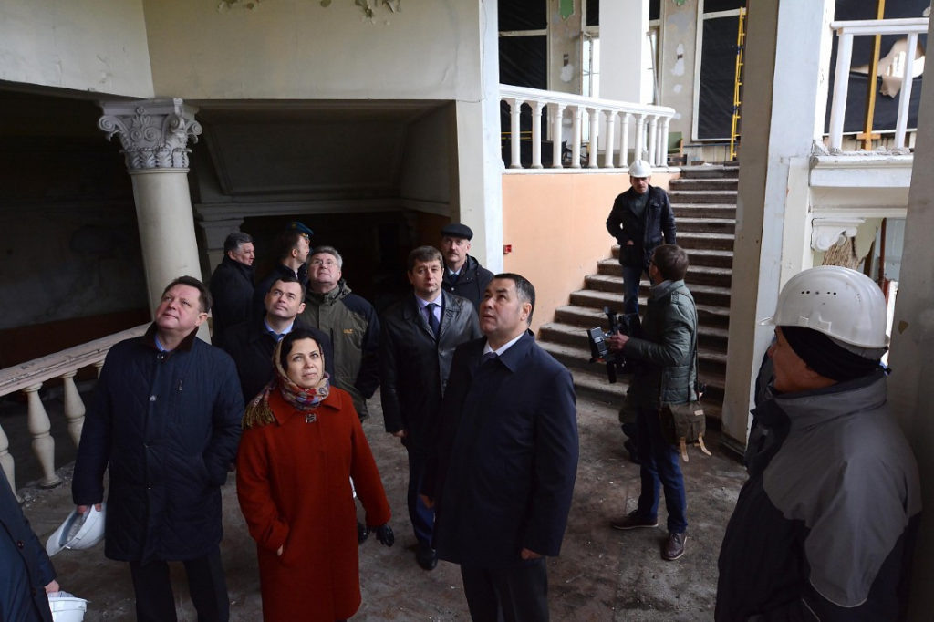 Игорь Руденя осматривает Речной вокзал после обрушения (фото: пресс-служба правительства Тверской области)