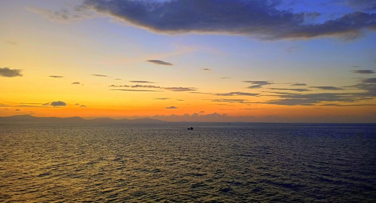 Апельсиновый рассвет у берегов Таиланда