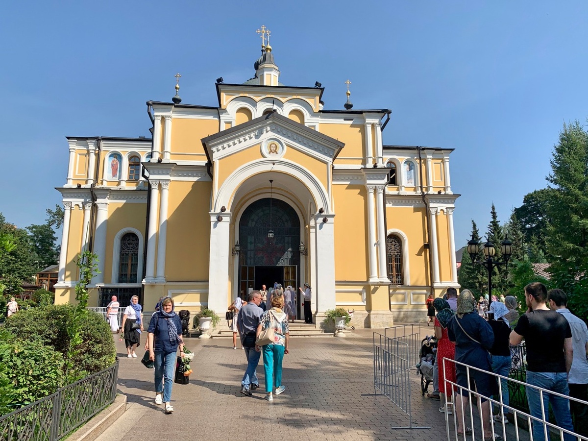    Паломники в очереди к иконе святой блаженной Матроны в Покровском ставропигиальном женском монастыре в Москве. Фото: Фотобанк Лори