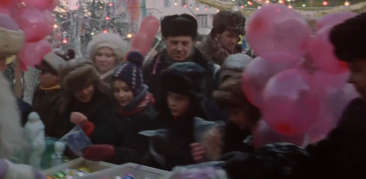 В любом фильме, где задействован Новый Год или Рождество, обязательно идёт снег