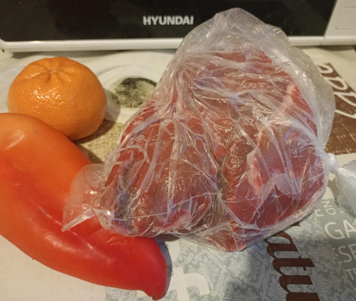 Сходила в магазин за мясом). Мандарина одного здесь нет, Арине отдала, и курицы нет, она в супе уже)). 