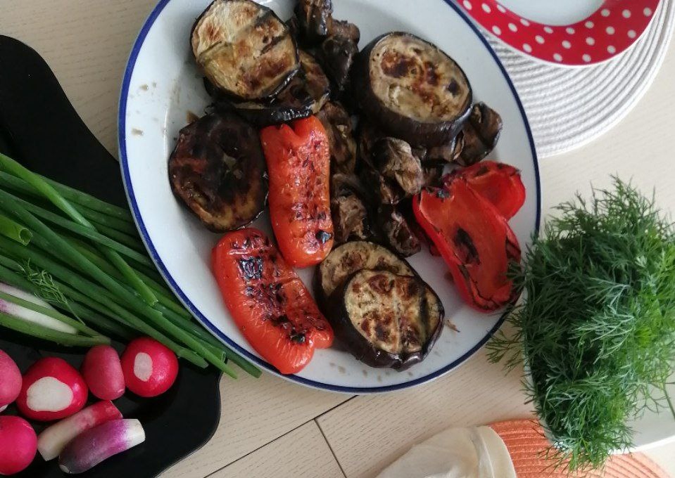 Овощи лучше есть в свежем виде или приготовленными на гриле\на пару - так их калорийность получается ниже, а насыщаемость блюдом выше.