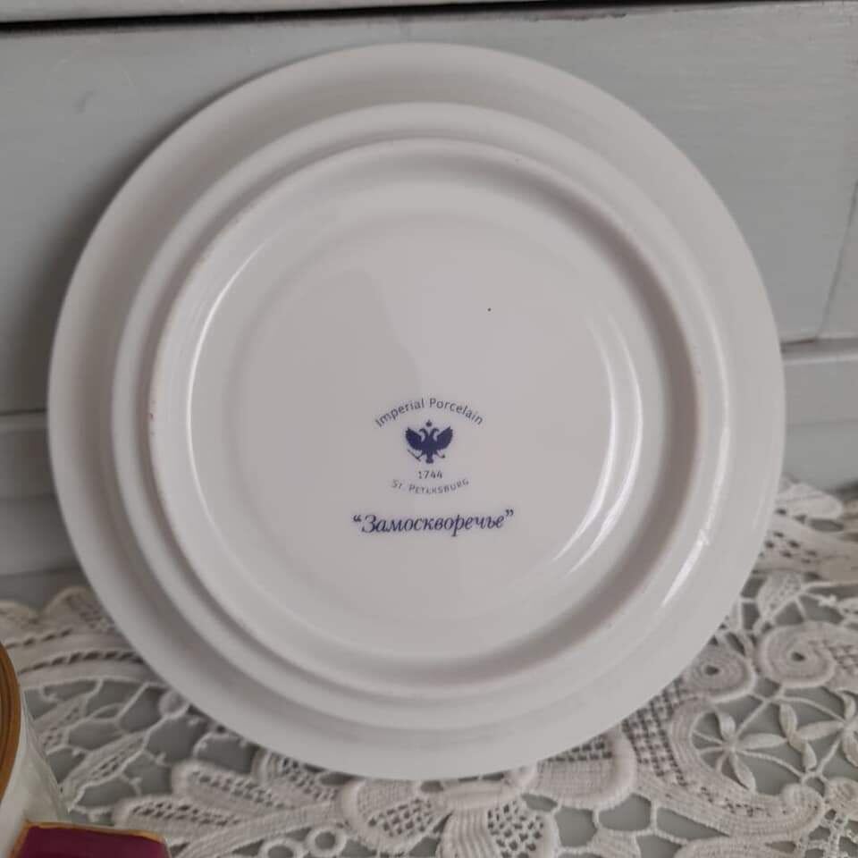 Клеймо  на тарелочке меня порадовало! Это привет с Родины!