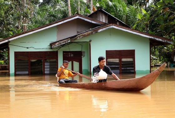    Жители покидают свои дома из-за наводнения в Индонезии