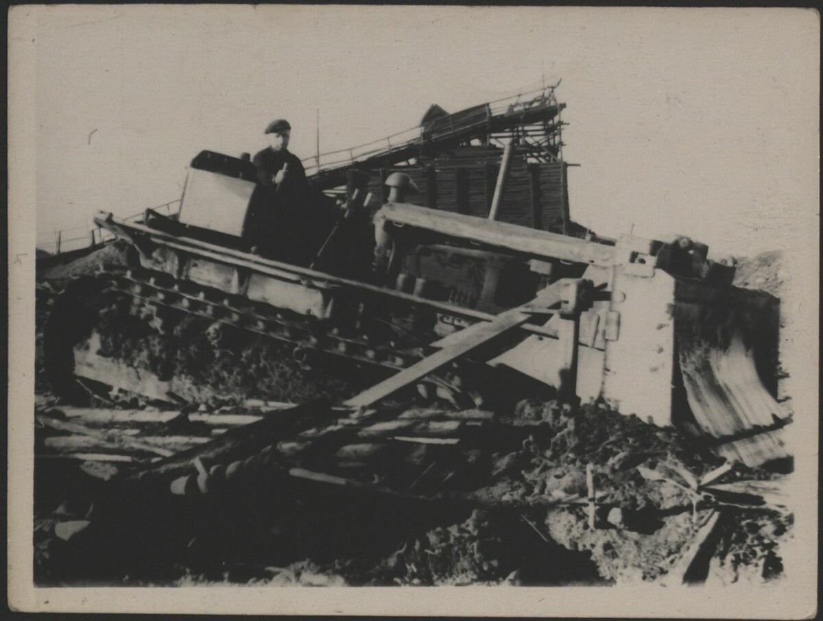 Фото: на уборке угля, Кадыкчан, 1959 год/kolymahistory.ru