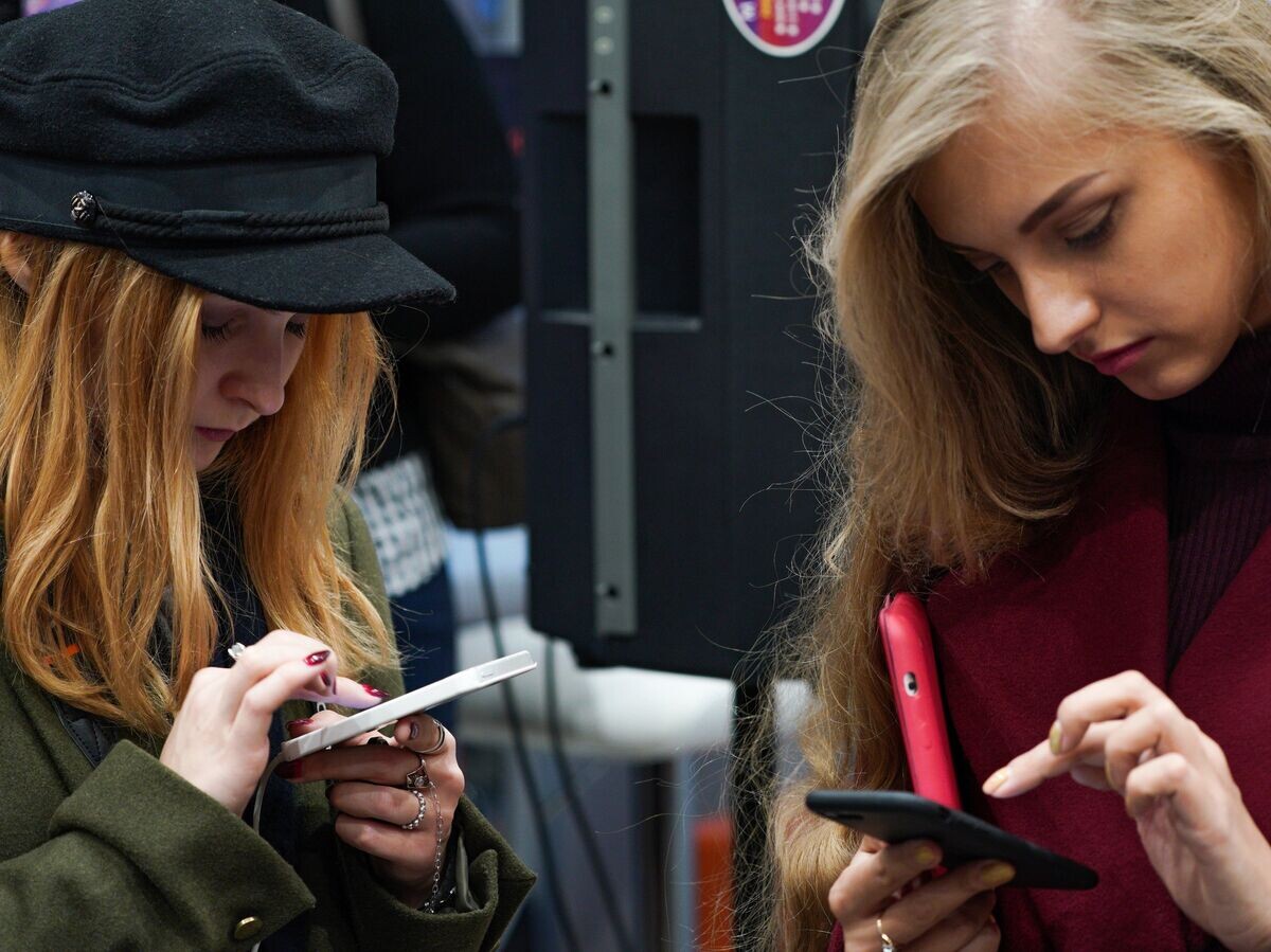    Девушки со смартфонами© РИА Новости . Владимир Астапкович