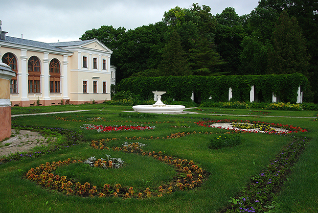 В 1732 г. курские владения перешли к адмиралу флота графу Н.Ф. Головину, внучка которого в 1767 г. вышла замуж за князя И.С. Барятинского, которому земли перешли в качестве приданого.