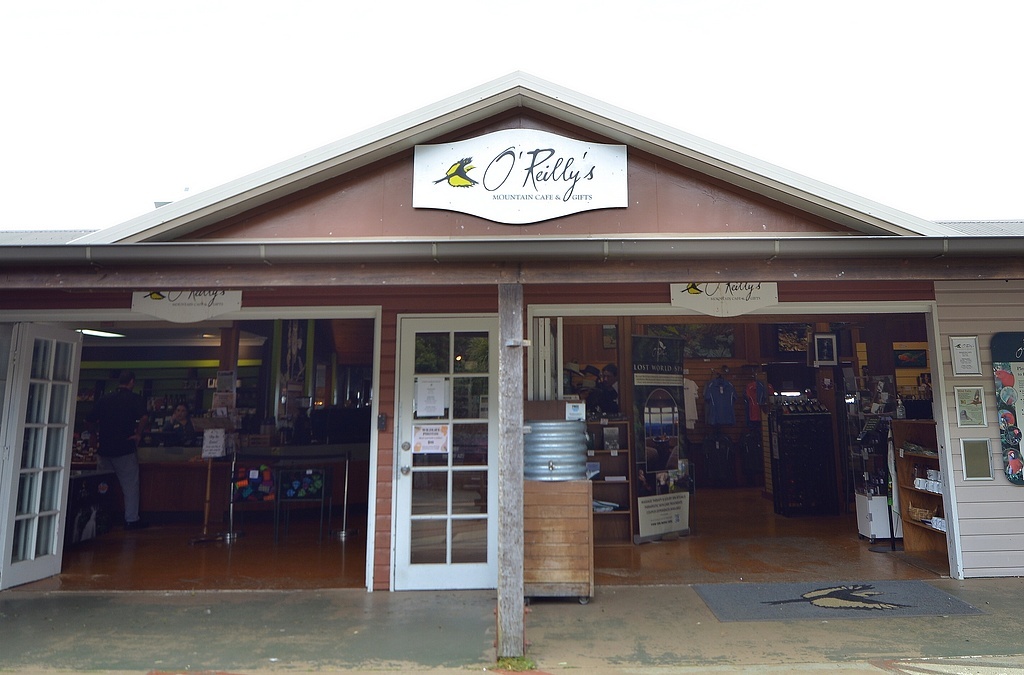 Слева -кафе, справа -магазин сувениров, О'Райлли'с, Национальный Парк Ламингтон, Квинсленд, Австралия; здесь и далее - фото из домашнего архива