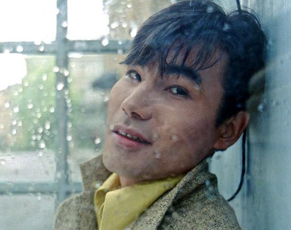    В юности увлекался футболом и велогонками