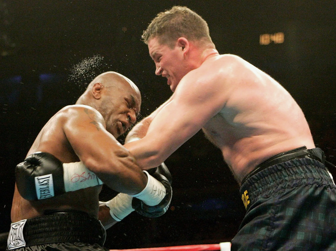 Майк Тайсон м Кевин Макбрайд. Источник - https://iframe.thesun.co.uk/sport/boxing/11753809/mike-tyson-bite-mcbride-nipple/