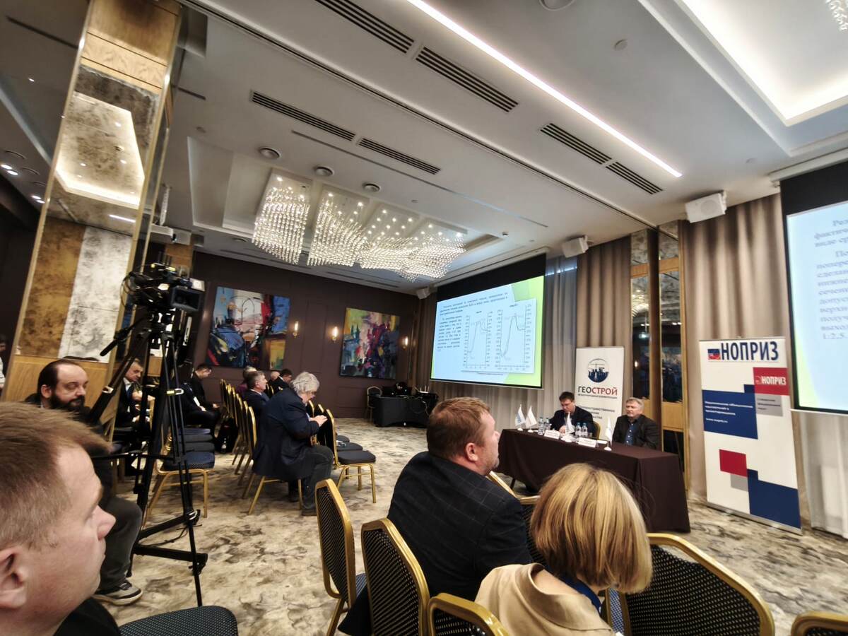 Беспилотные технологии приняли участие в очередной интересной конференции. 

На этот раз мы выступили с докладом на Международной конференции Геострой-2024. Много интересных докладов и, что важно и интересно, большинство докладов были практической направленности, в которых выступающие делились уже имеющимся опытом практического применения тех или иных технологий.

Мы же решили поделиться нашим практическим опытом использования Беспилотных воздушных судов на объектах малоэтажного строительства, чем мы занимаемся с 2022 года по настоящее время.

Отличительной особенностью данной конференции – это больше количество вопросов всем докладчикам, обсуждение которых происходило в формате оживленной дискуссии.