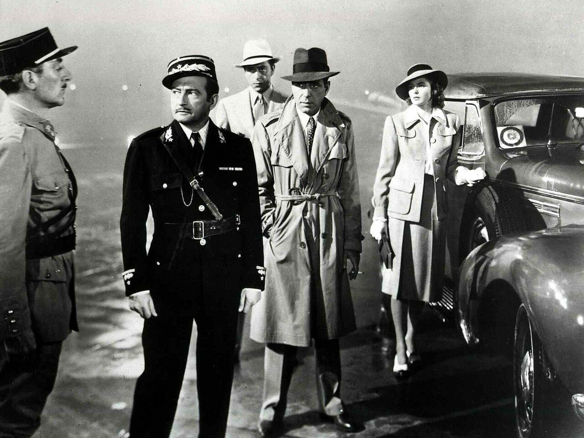 Клод Рейнс в роли Капитана Рено (второй слева)