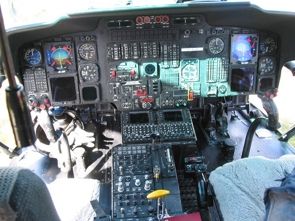 Кабина пилотов в вертолёте MH-65 Dolphin. Фотография из открытых источников 
