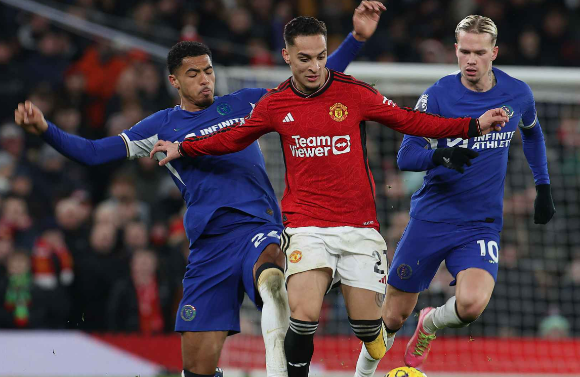 Покупки Антони (в центре) и Михаила Мудрика (справа) соответственно "МЮ" и "Челси" - одни из самых громких трансферных провалов в истории АПЛ. Фото: соцсети