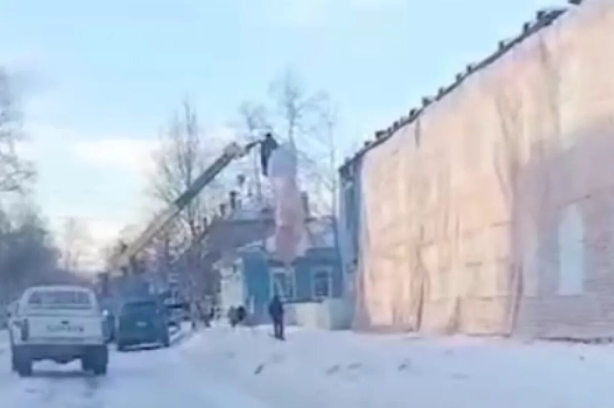    Сгоревший барак «приодели» к Новому году в Николаевске-на-Амуре