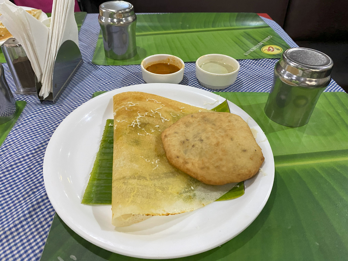 Банановая лепешка с острой  начинкой внутри и сладкая булочка сверху.