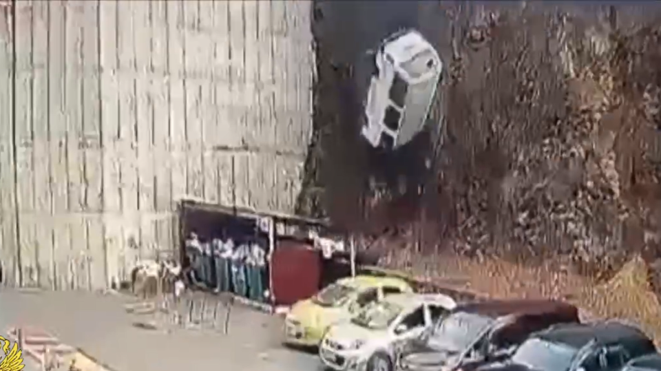    Микроавтобус рухнул с 12 метров во Владивостоке. Источник: Кадр из видео