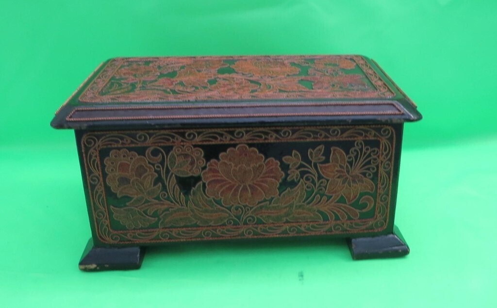 Одна из работ мастера - инкрустированная шкатулка