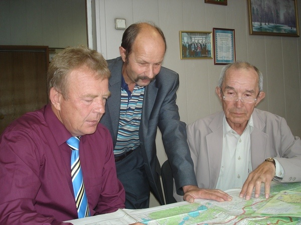 Заведующий кафедрой В.Н. Заслоновский, профессор Н.М. Шарапов, профессор Л.М. Никонов обсуждают очередную статью в научный журнал