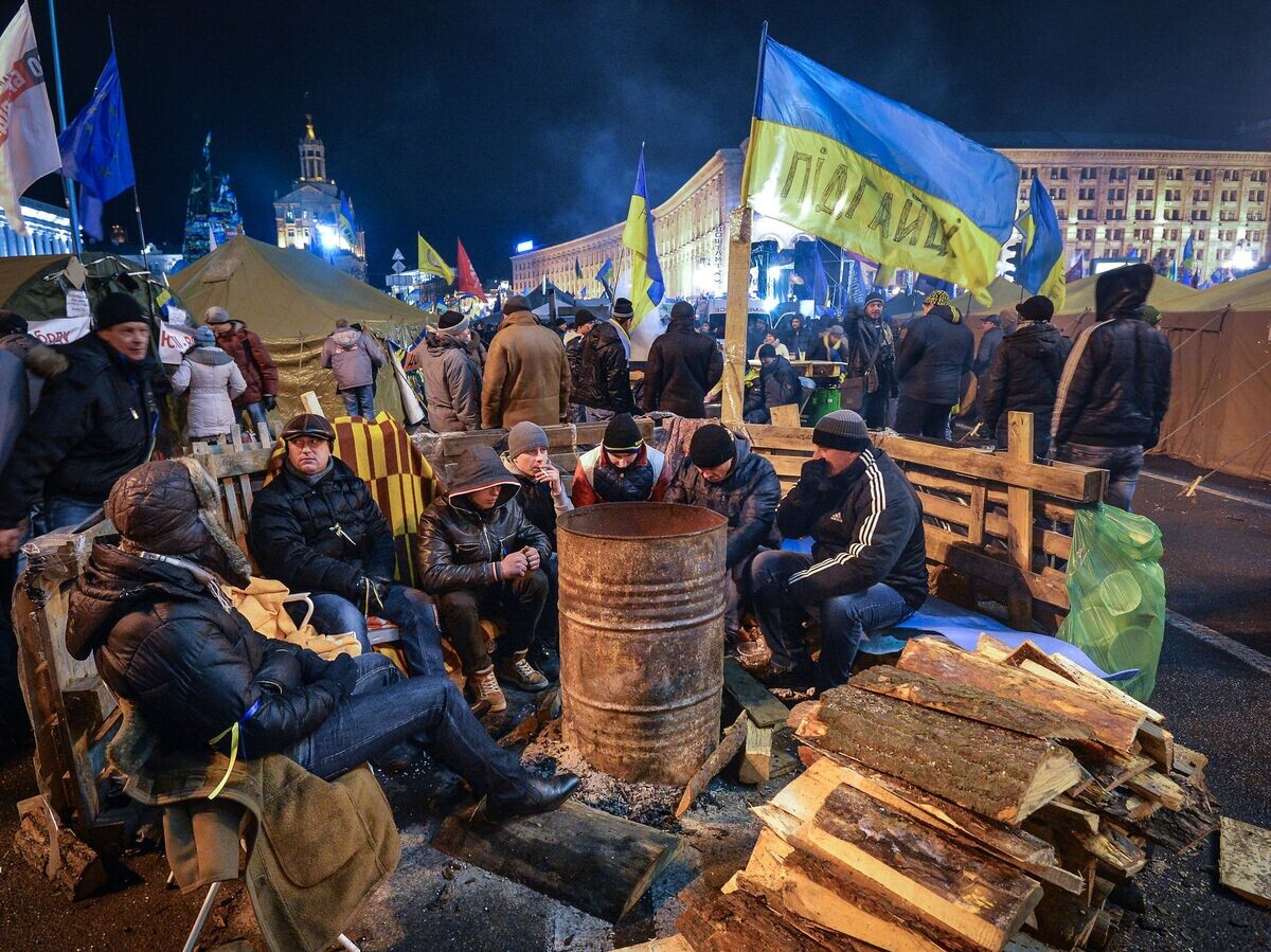    Stoupenci evropské integrace Ukrajiny se ohřívají u ohně na náměstí Nezávislosti v Kyjevě© RIA Novosti / Alexey Kudenko