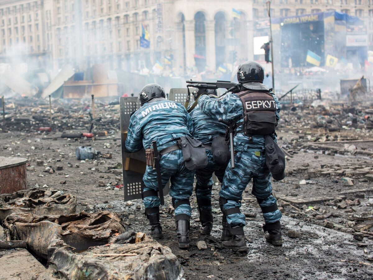 © RIA Novosti / Andrey Stenin📷 Strážci zákona na náměstí Nezávislosti v Kyjevě, kde dochází ke střetům mezi demonstranty a policisty, 19. února 2014