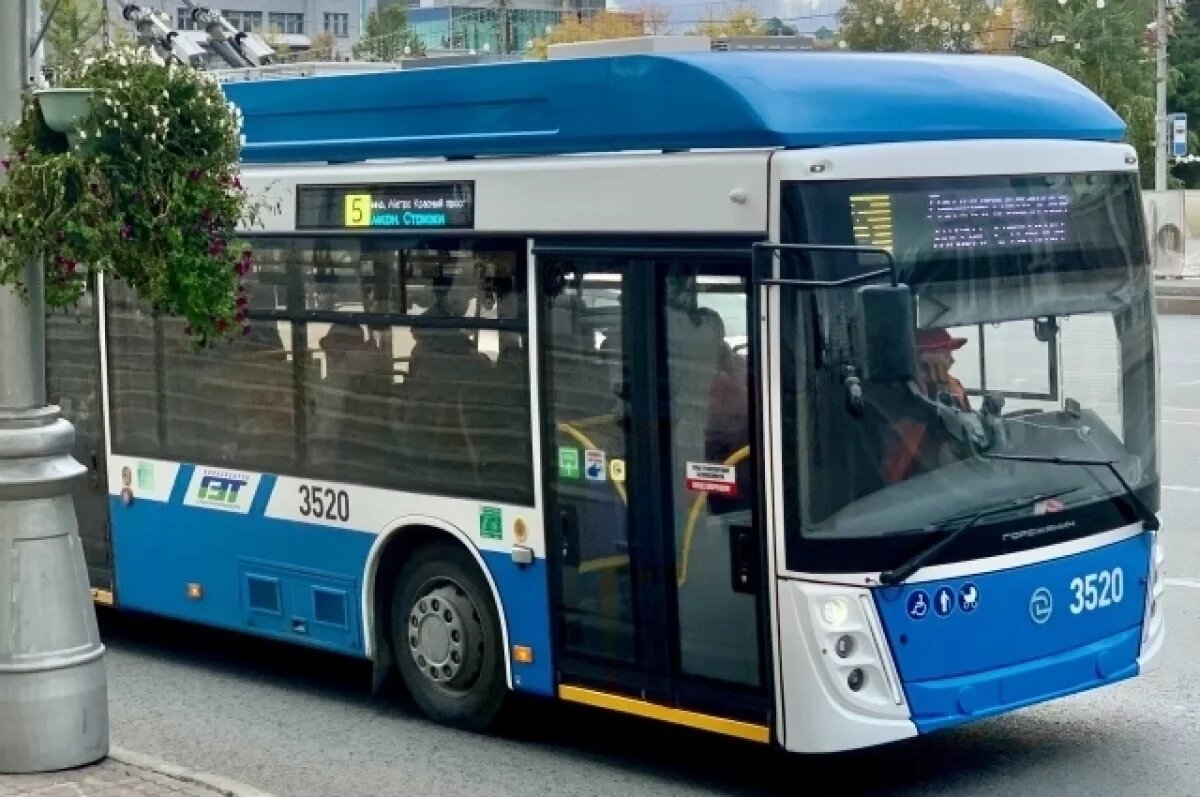    В Новосибирске ищут водителей троллейбуса с зарплатой в 100 тысяч рублей