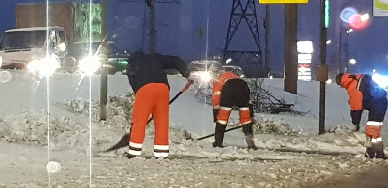    Первый снегопад заблокировал дороги в ПетрозаводскеИрина Меркова / ФакторНовости
