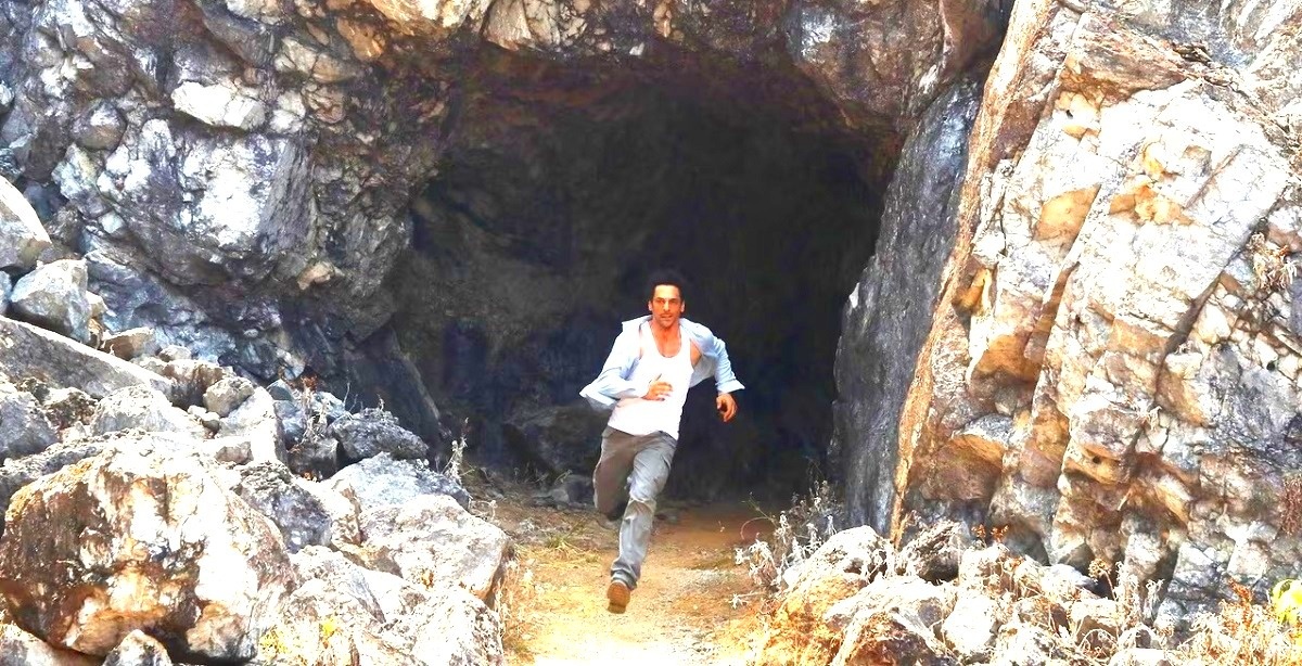 - И говорит он нам такой: "Бегите, глупцы!". А я ему отвечаю: "Да как ты смеешь, старик? Да я, к твоему сведению, выпускник Сорбонны!"...