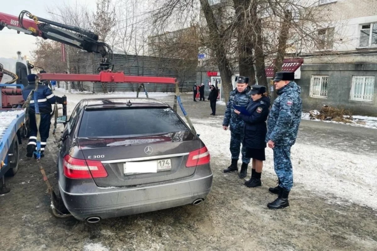    Приставы изъяли у челябинки авто возле магазина за долги экс-владельца