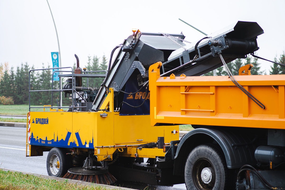Подметально-уборочный прицеп "Бродвей" работает в г. Санкт-Петербурге