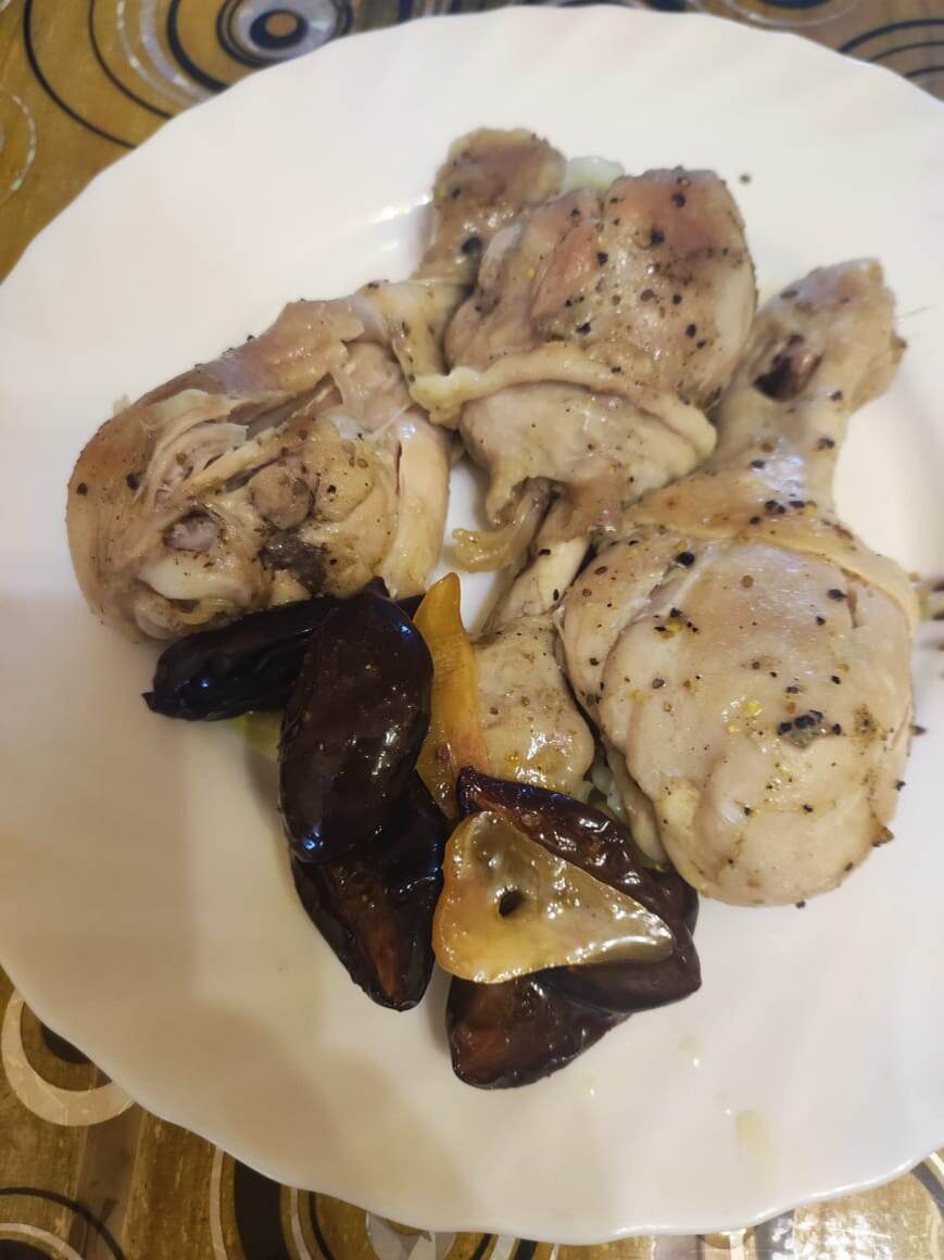 Завтракаю. Последние сливы вяленые. Остальное продано и подарено.