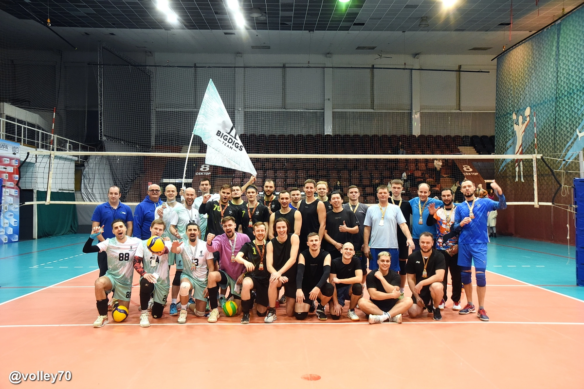 Мужской волейбольный "Легион" разыграл медали🏆🤜🏐🤛🏆 

Наш турнир собрал четыре практически равных по уровню команды, которые сыграли по круговой системе. Ребята ответственно готовились к играм, поэтому действовали вполне слаженно, боролись в защите, на сетке и даже проявляли излишние эмоции🤭. Профессиональные судьи все видели, подсказывали, а где-то и наказывали.
Впервые мы провели турнир на площадках Дворца зрелищ и спорта - это лучшие волейбольные корты города👍. Зрителей было достаточно много, что очень радует. Приходите еще🖐) 

Итоги:
🥇 Старики-разбойники
🥈 BigDigsTeam
🥉 Реальные кабаны
И без призов - Братство мяча🤝 

Кто-то из новичков получил хороший опыт, ветераны освежили волейбольные навыки, и все в целом хорошо провели время. Всех поздравляем с новым турниром, молодцы!💥💥💥