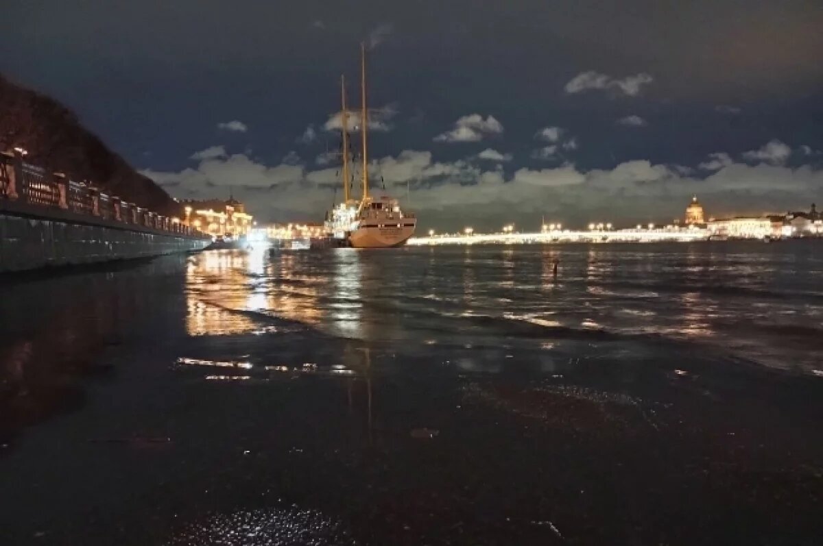    Циклон поменял направление ветра и вновь поднял уровень воды в Неве