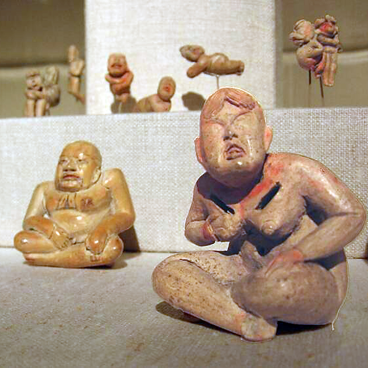 Терракотовые фигурки ольмеков в Метрополитен-музее в Нью-Йорке. Wikipedia