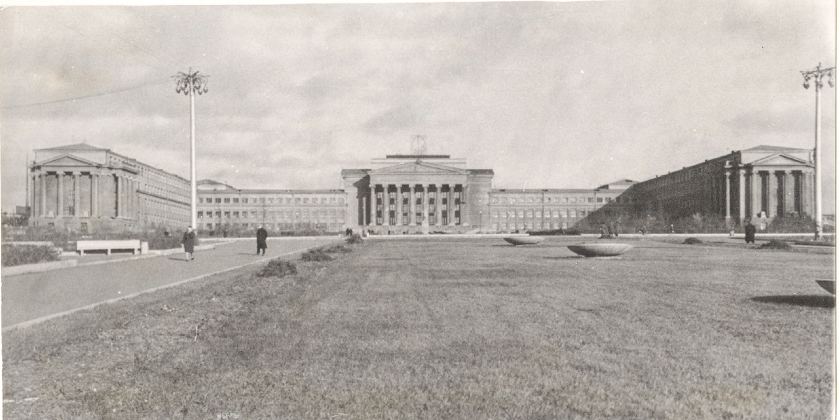 Облагораживать территорию возле Уральского индустриального института помогали студенты. Фото: Музейно-выставочный комплекс УрФУ.