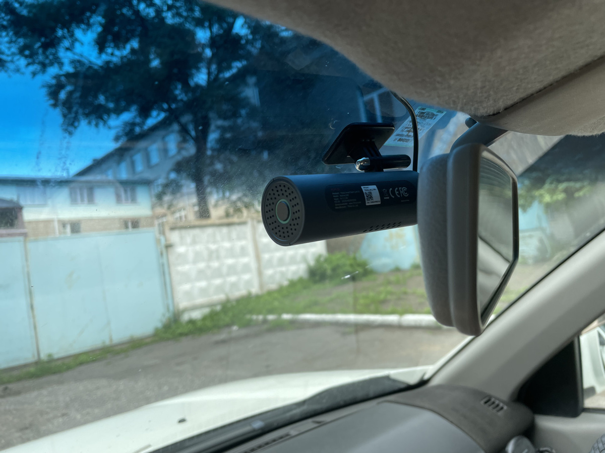 Видеорегистратор 70mai на лобовом стекле автомобиля