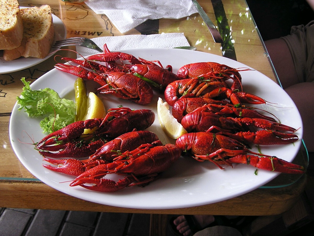 Закуска из целых варёных речных раков с дольками лимона ©Pixabay 