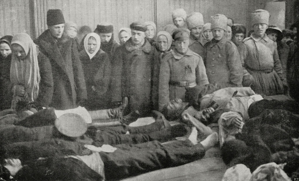 Люди, пришедшие проститься с жертвами революции. Фото из открытых источников.