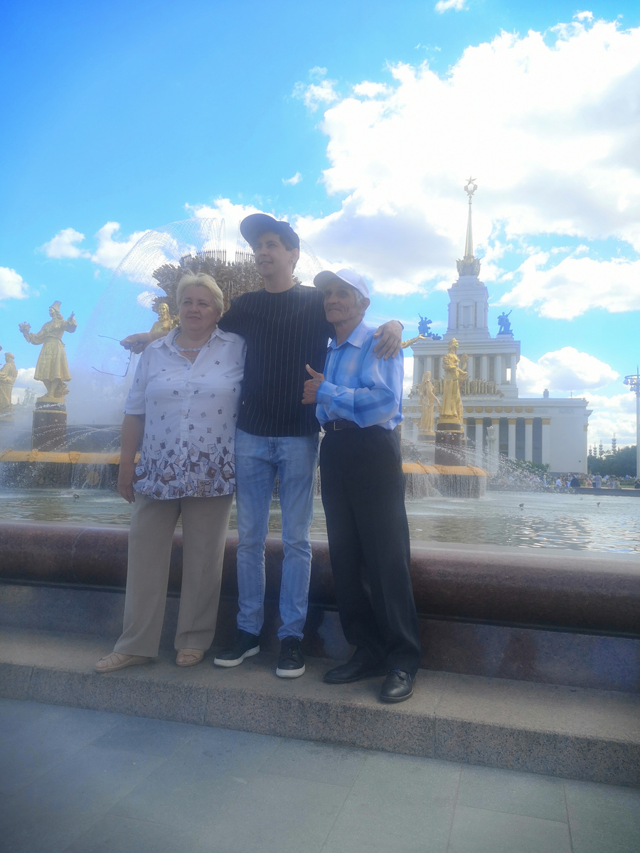 Юрий Чигирин с родителями. Москва, Июль 2022 г.