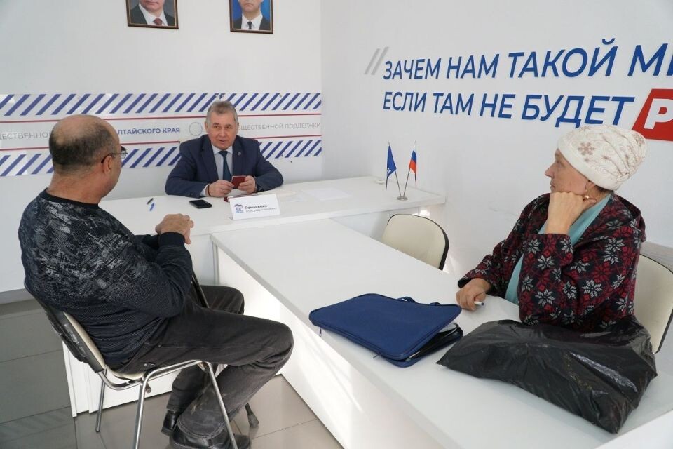    Александр Романенко поддержал идею учредить краевую награду для волонтеров. Источник: пресс-служба партии "Единая Россия"