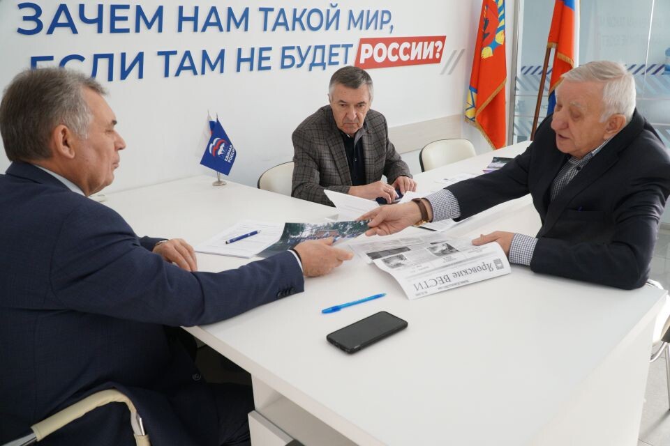    Александр Романенко поддержал идею учредить краевую награду для волонтеров. Источник: пресс-служба партии "Единая Россия"