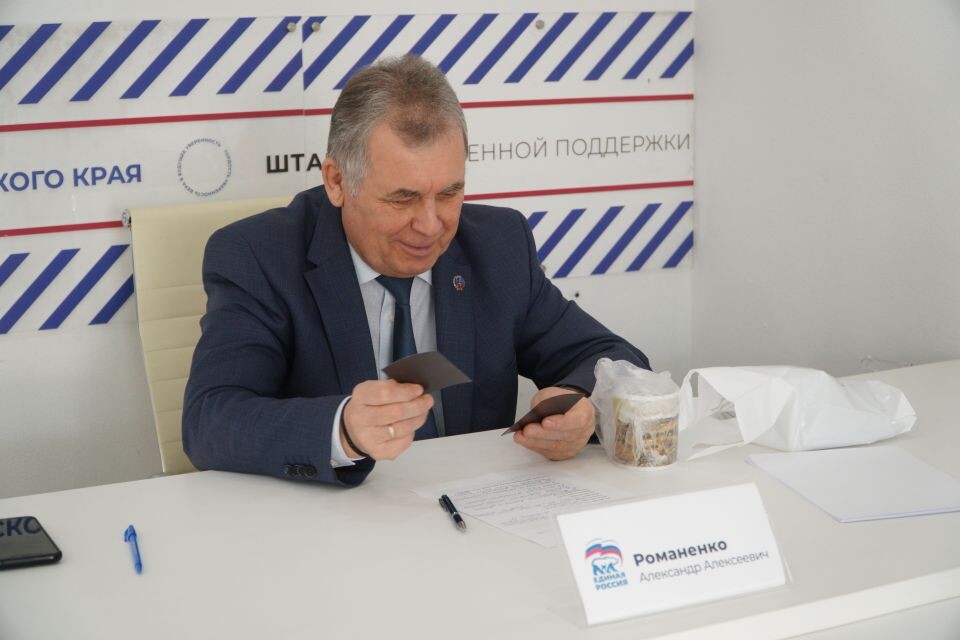    Александр Романенко поддержал идею учредить краевую награду для волонтеров. Источник: пресс-служба партии "Единая Россия"